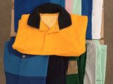 plusieurs polos et pantalons pour homme disposés sur une table