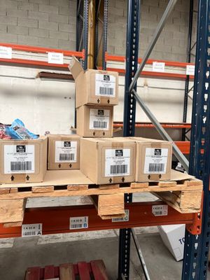 plusieurs boîtes sur une palette dans un entrepôt