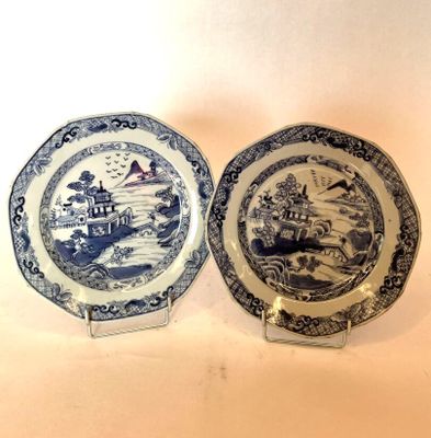 PAIRE d'assiettes de forme octogonale en porcelaine bleu et …