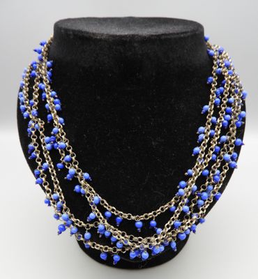 2 colliers longs en métal et petites perles de verre de bleu…