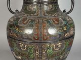 a vase that is sitting on a table