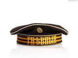 un chapeau noir orné d'une bande dorée et noire