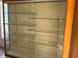 une vitrine en verre dans le coin d'une pièce