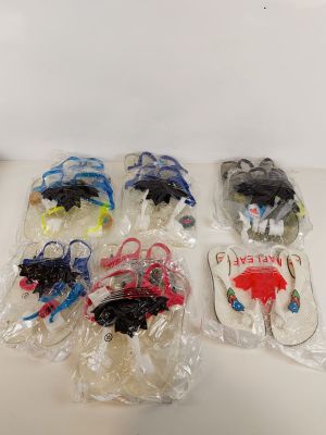 beaucoup de jouets en plastique posés sur la table
