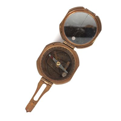 une petite boussole en laiton sur laquelle est fixé un miroir