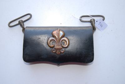 une image représentant un sac à main noir orné d'une fleur de lys