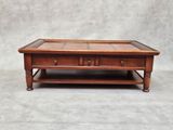 une table basse en bois surmontée de deux tiroirs