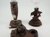 trois œuvres d'art posées sur une table