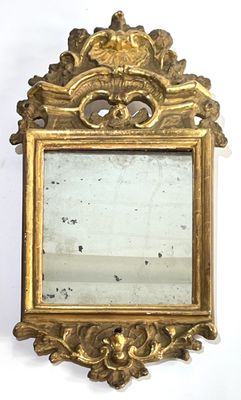 Miroir à fronton en bois et stuc doré à décor de coquille et rinceaux  - Photo 1