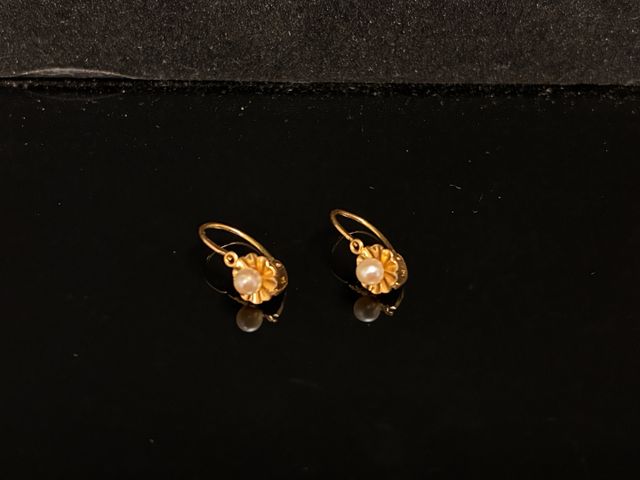 Paire de petites boucles d’oreilles en or 18 carats 750 millièmes...