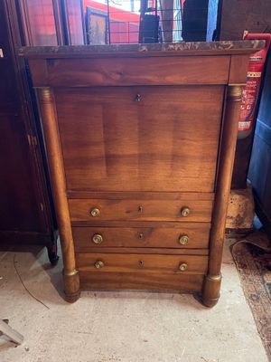 une commode en bois avec un plateau en marbre