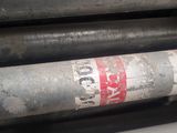 une pile de tuyaux en acier empilés les uns sur les autres