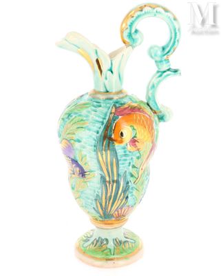 un vase orné d'un poisson sur fond blanc