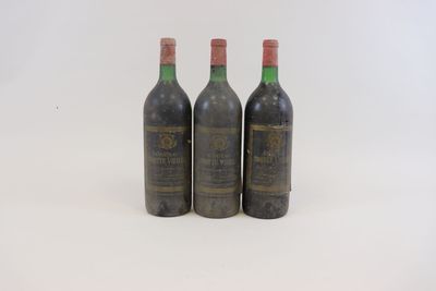 trois bouteilles de vin posées sur une surface blanche