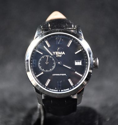 un gros plan d'une montre noire posée sur une surface noire