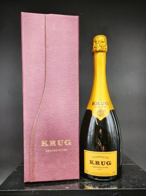 un gros plan sur une bouteille de champagne à côté d'une boîte rose