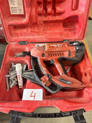 une mallette à outils rouge contenant des outils