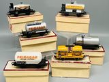 plusieurs wagons de train miniature sont empilés les uns sur les autres