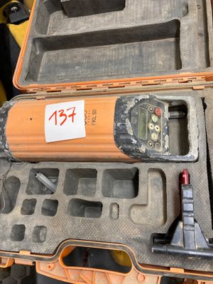 une mallette contenant des outils, posée sur une table