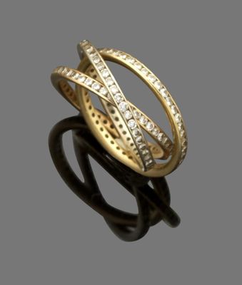 une bague croisée en or 18 carats et diamants