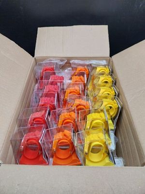 une boîte en carton remplie d'objets en plastique de différentes couleurs