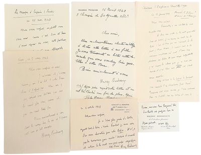 plusieurs lettres manuscrites sur une feuille de papier à l'encre