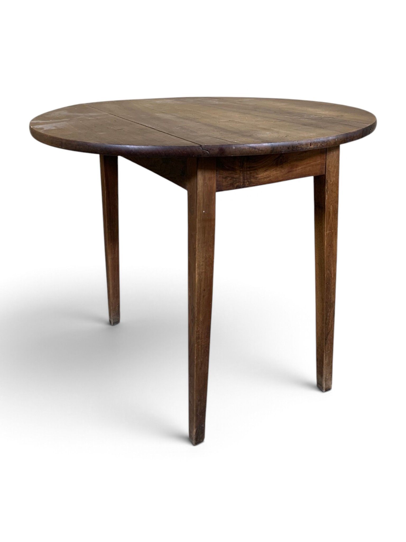 Table à volets en noyer, les pieds en gaine.