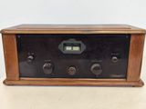 an old radio that is sitting on a table