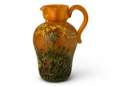 un vase orange orné de fleurs jaunes sur fond blanc