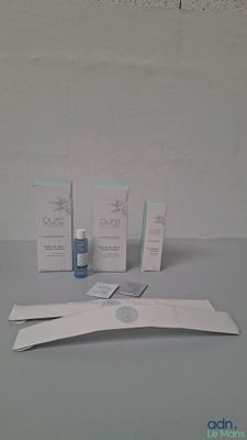 une boîte de produits de soin pour la peau posée sur une table