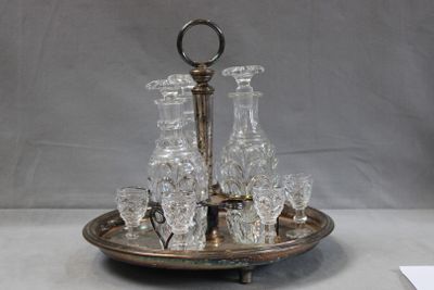 un plateau en argent sur lequel est posé un plateau de verres
