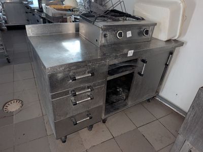 une cuisine équipée d'une cuisinière, d'un four et de placards