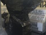 un gros tas de cartons et de palettes dans un entrepôt