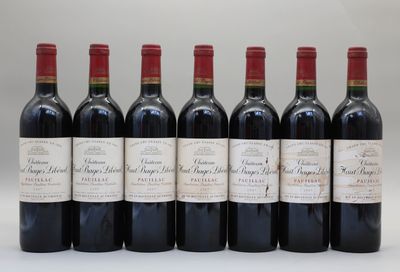 six bouteilles de vin rouge alignées