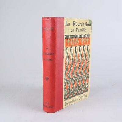 un vieux livre à la couverture rouge posé sur une table blanche