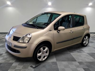 une photo d'une petite voiture beige garée dans un garage