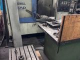 une machine qui se trouve dans une pièce où il y a beaucoup de bois