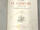 un livre ouvert avec l'image d'un homme à cheval