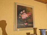 deux vases posés sur une table devant un tableau