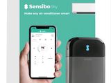 un gros plan d'une personne tenant un smartphone devant une boîte