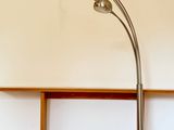 une photo d'un lampadaire dans un salon
