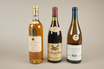 trois bouteilles de vin posées l'une à côté de l'autre sur une table