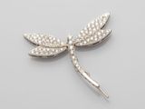 une broche en forme de libellule sertie de diamants, signée Van Cleef