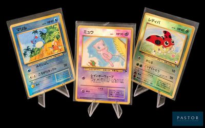 Quatre cartes Pokémon différentes sont disposées en ligne sur un fond noir.