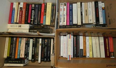 de nombreux livres qui se trouvent dans une boîte sur l'étagère