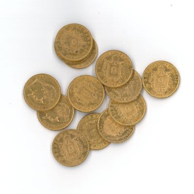 une pile de pièces d'or sur une surface blanche