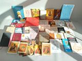 de nombreux ouvrages religieux de toutes sortes posés sur la table