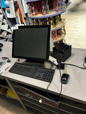 un bureau d'ordinateur sur lequel se trouvent un clavier et une souris