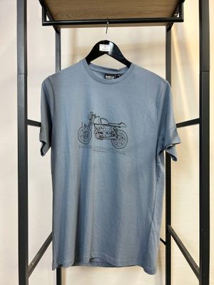 un t-shirt bleu orné d'une moto, suspendu à un portant