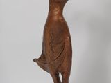 statue en bronze représentant une femme jouant de la flûte sur fond blanc